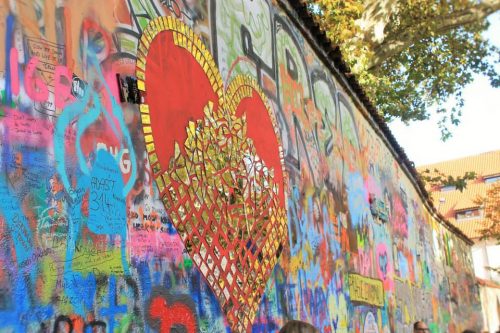 Corazón en el muro de John Lennon en Praga